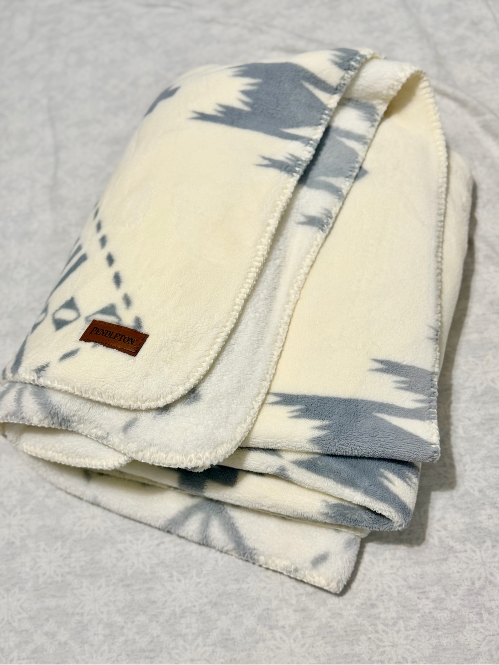 Pendleton Plush Fleece Throw Blanket Ivory Gray Southwestern
Aztec Geometric